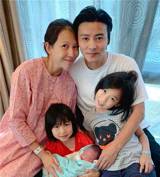 蔡少芬三胎平安产子 又是幸福的一家人！