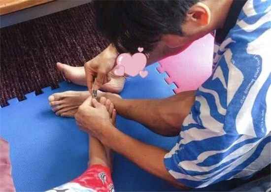 演员张晋晒照喜得贵子报平安 蔡少芬与家人合照开心笑