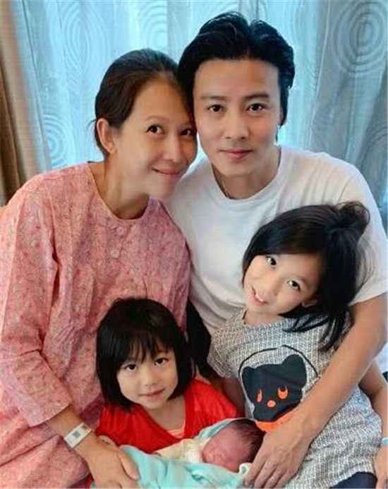 演员张晋晒照喜得贵子报平安 蔡少芬与家人合照开心笑