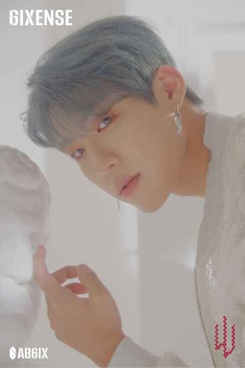 朴佑镇膝盖受伤 AB6IX 暂由四人勾当