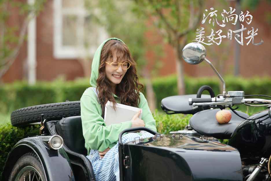 《流淌的优美年华》即将收官 柴碧云羊毛卷发型复古时髦引追捧