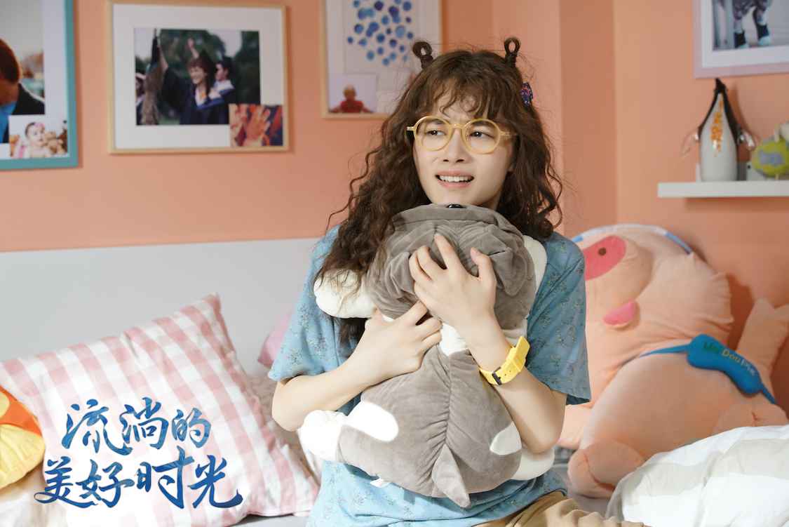 《流淌的优美年华》即将收官 柴碧云羊毛卷发型复古时髦引追捧