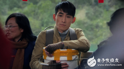 在贾樟柯的《一个桶》中iPhoneXS饰演了何种脚色