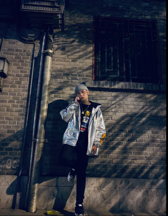 华夏头条:小青龙新单《人的欲望像是妖怪》再击人心 “颓”式唱腔解构双面人性