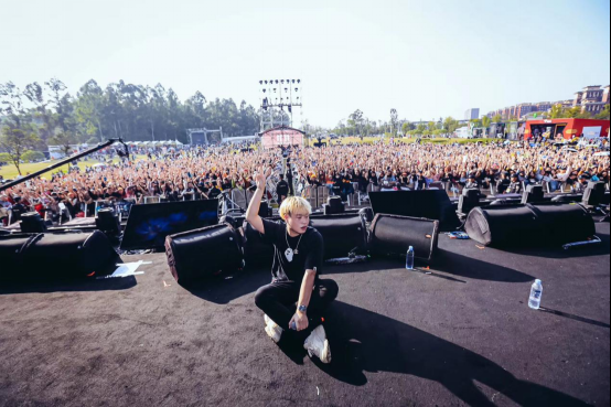 华夏头条:小青龙新单《人的欲望像是妖怪》再击人心 “颓”式唱腔解构双面人性