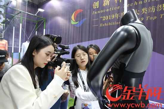 新闻最新消息:“服交会”首秀——《以纯千色都会》上演时尚大戏