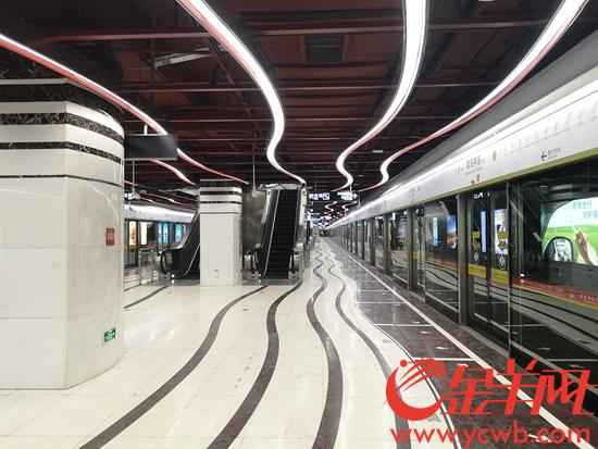 热文:别掉队！美男记者带你逛广州这个“可以游泳”的网红地铁站