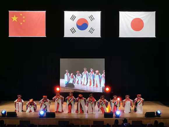 头条最新消息:星光大道评委蓝天大妈（王爱淑）出席第10届“东亚洲文艺庆典”