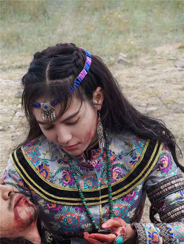 今日新闻:抗战大戏《烽烟尽处》杀青，郭子千变身蒙古女王爷