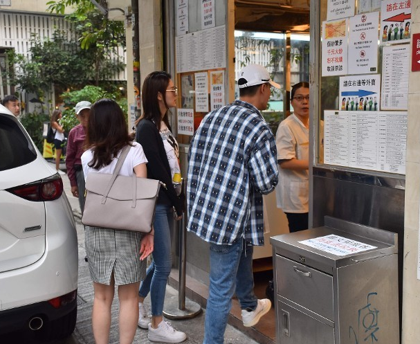 林峯与张馨月约会吃牛腩面 已排期注册成婚