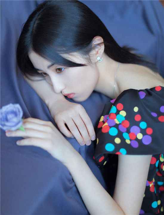 演员张子枫出席《宠爱》发布会，全新造型尽显灵动少女感