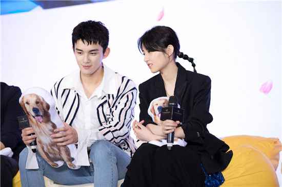 演员张子枫出席《宠爱》发布会，全新造型尽显灵动少女感
