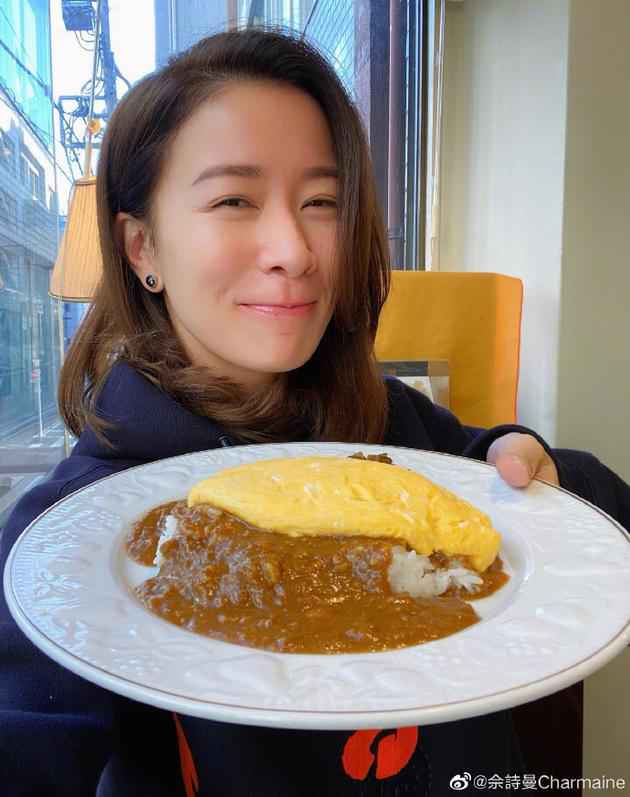 佘诗曼跟粉丝分享美食 笑容光辉灿烂脸色好