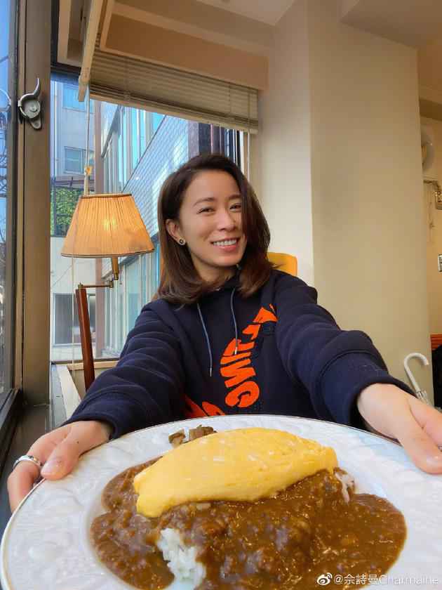 佘诗曼跟粉丝分享美食 笑容光辉灿烂脸色好