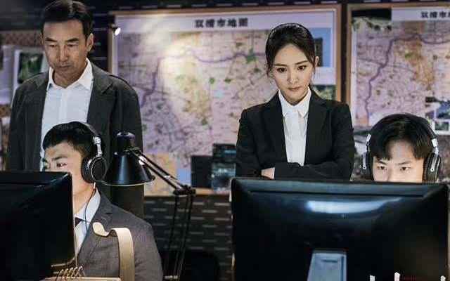 杨幂变身侦查科科长 《狂风眼》中西装出境好帅气