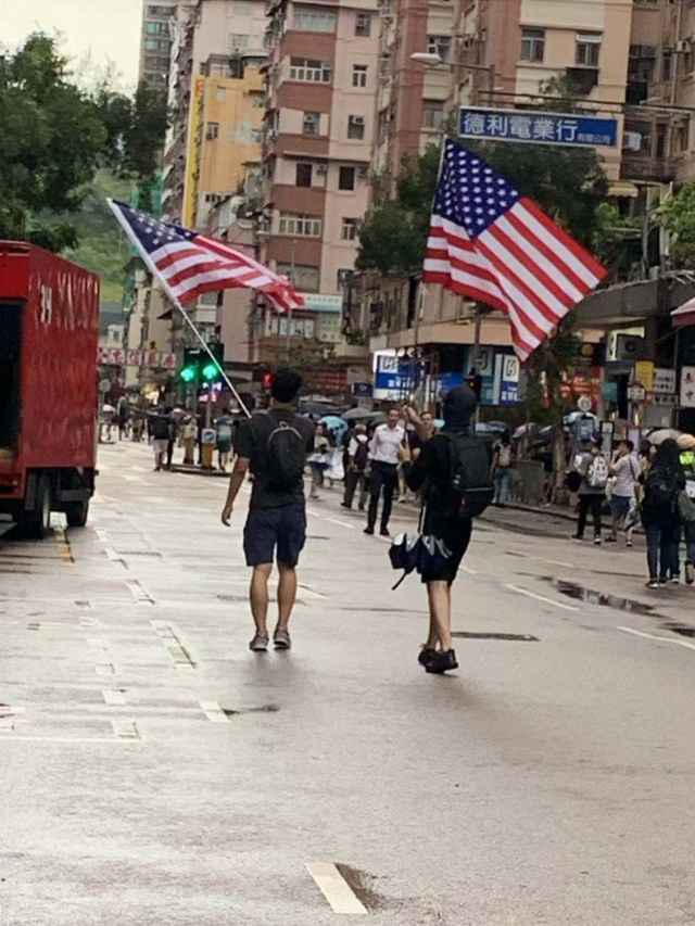 香港游行，又有人骂警举美国国旗瘫痪交通，商家被迫分嫡关门