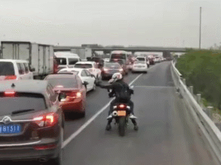 北京消防寻找“开路骑士”！网友又赞又提醒