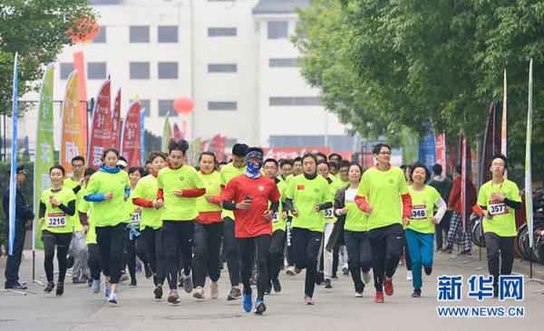  “飞跃吧，青年！” 北京大学首届五四芳华长跑勾当进行