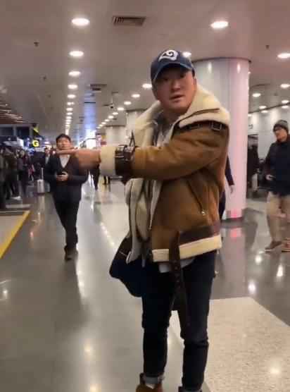 吴京机场遭遇“代拍” 直接开怼霸气又暖心