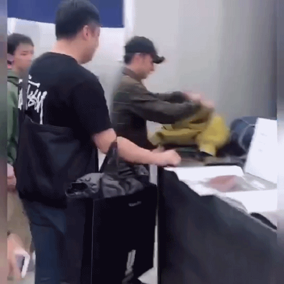 李维嘉日本购物被跟拍 就地怒怼网友被吐槽太凶