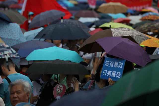 47.6万人香港添马公园高举国旗冒雨撑警，挥舞“警队加油香港加油”