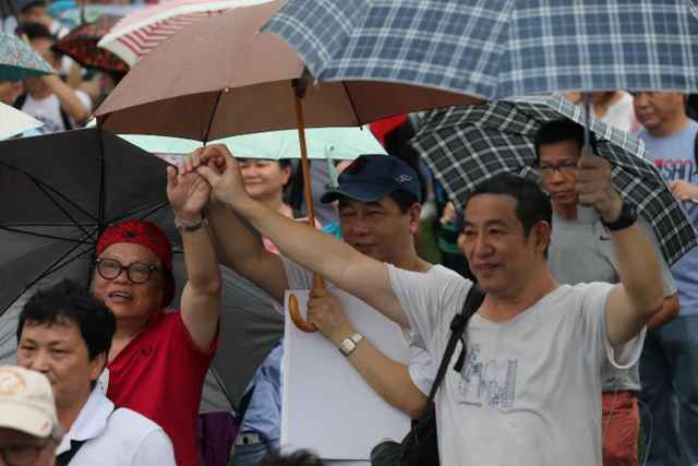 47.6万人香港添马公园高举国旗冒雨撑警，挥舞“警队加油香港加油”