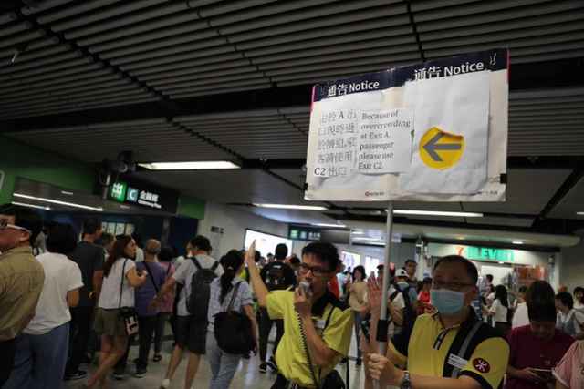 47.6万人香港添马公园高举国旗冒雨撑警，挥舞“警队加油香港加油”