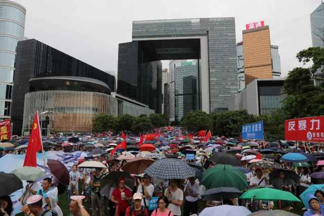 47.6万人香港添马公园高举国旗冒雨撑警，挥舞“警队加油香港加油”