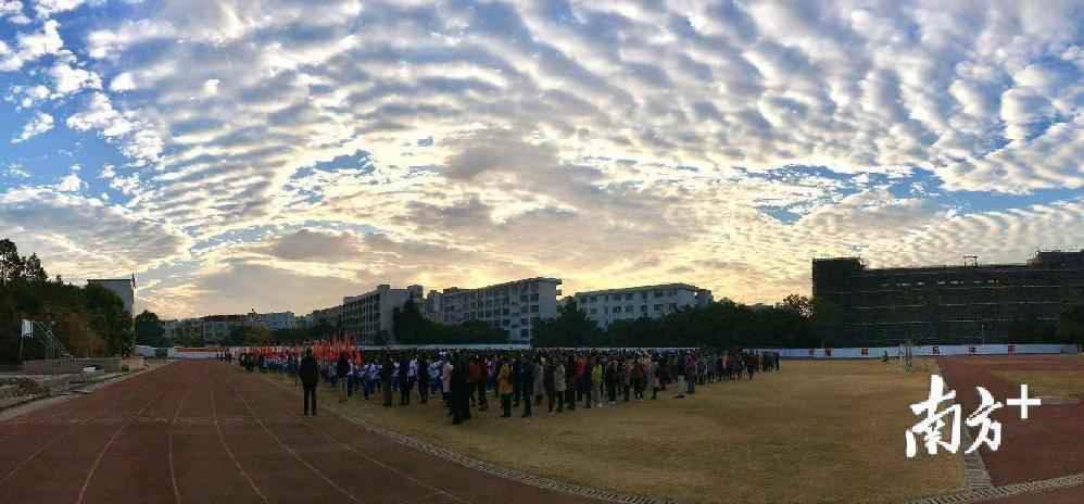 早上，大圣踏着五彩朝霞来接我……上班