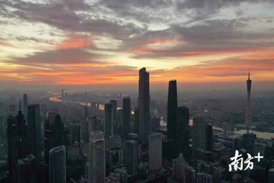 早上，大圣踏着五彩朝霞来接我……上班