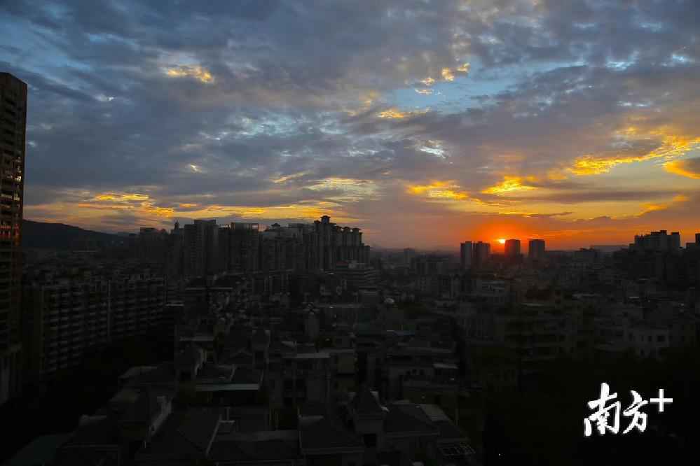 早上，大圣踏着五彩朝霞来接我……上班