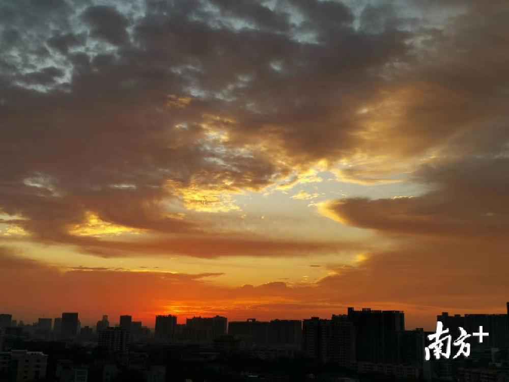 早上，大圣踏着五彩朝霞来接我……上班