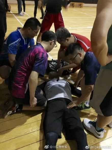  北京东单体育馆内六位协和大夫抢救猝死男性