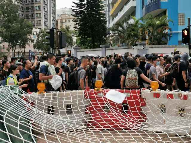 香港海心公园游行开始，出发点沿街商铺分嫡被迫关门