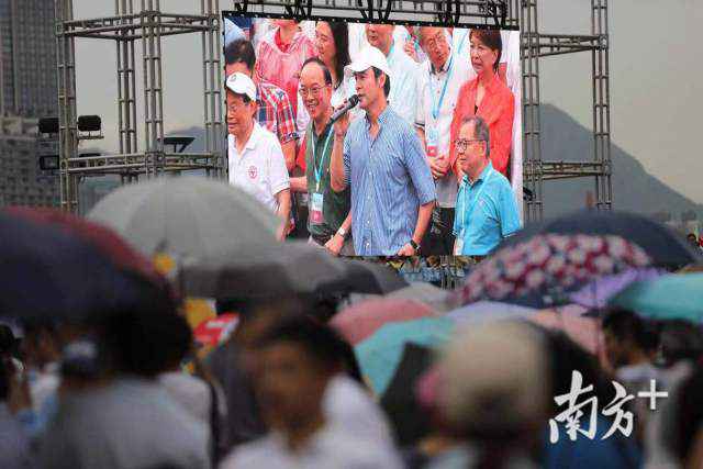 反暴力 救香港！近50万香港市民冒雨参与集会会议，高唱国歌