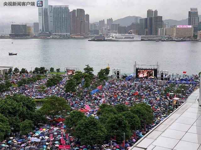 反暴力 救香港！近50万香港市民冒雨参与集会会议，高唱国歌