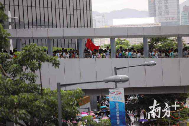 反暴力 救香港！近50万香港市民冒雨参与集会会议，高唱国歌