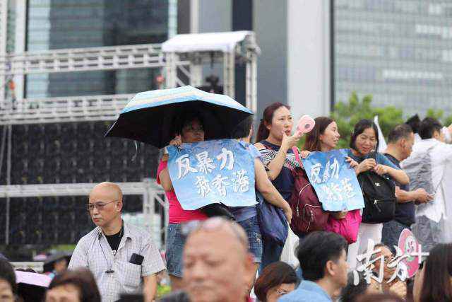 反暴力 救香港！近50万香港市民冒雨参与集会会议，高唱国歌