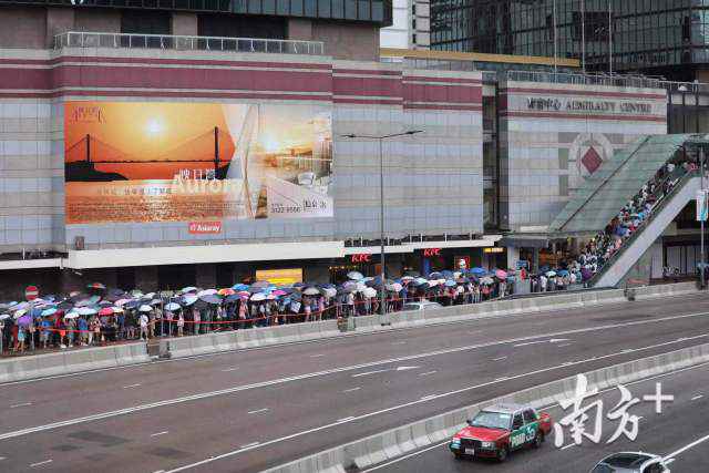 反暴力 救香港！近50万香港市民冒雨参与集会会议，高唱国歌