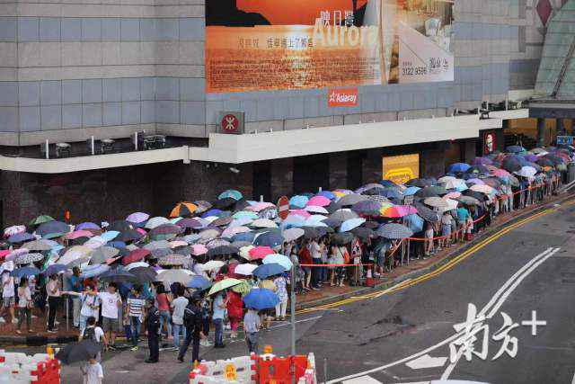 反暴力 救香港！近50万香港市民冒雨参与集会会议，高唱国歌