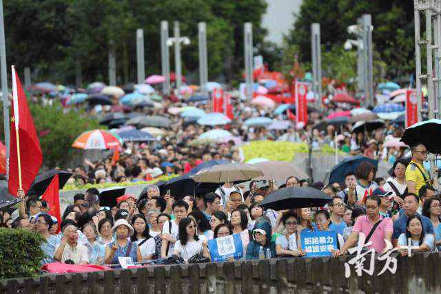 反暴力 救香港！近50万香港市民冒雨参与集会会议，高唱国歌