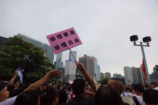 香港市民冒雨汇聚添马公园同唱国歌，下令“反暴力，救香港”