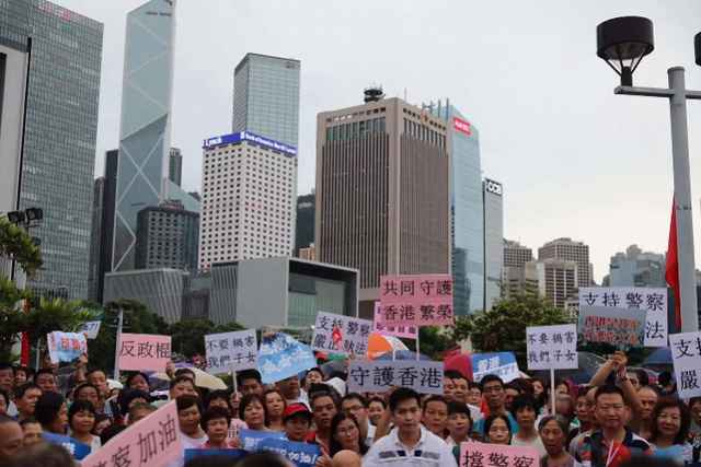 香港市民冒雨汇聚添马公园同唱国歌，下令“反暴力，救香港”