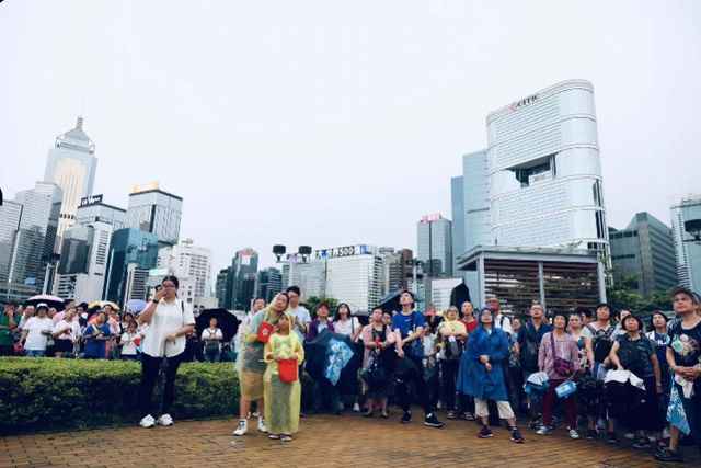 香港市民冒雨汇聚添马公园同唱国歌，下令“反暴力，救香港”