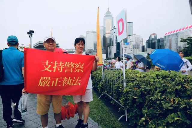 香港市民冒雨汇聚添马公园同唱国歌，下令“反暴力，救香港”