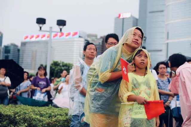 香港市民冒雨汇聚添马公园同唱国歌，下令“反暴力，救香港”