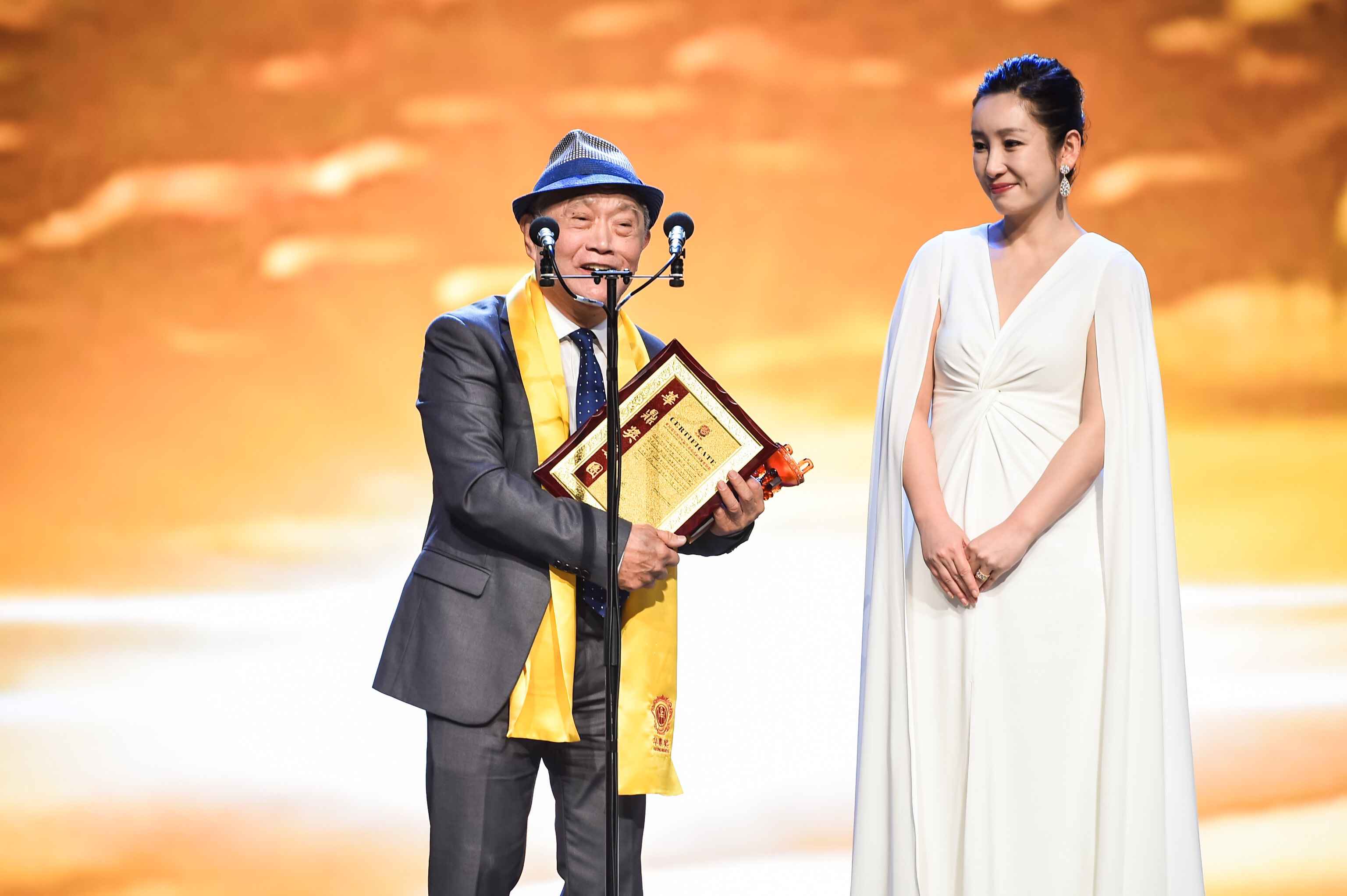 84岁牛犇荣获华鼎奖终身成绩奖：演了73年副角,也要放出大色泽