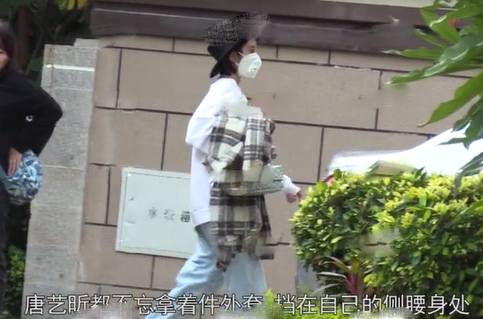 唐艺昕现身三亚被拍 疑与怙恃定心养胎中