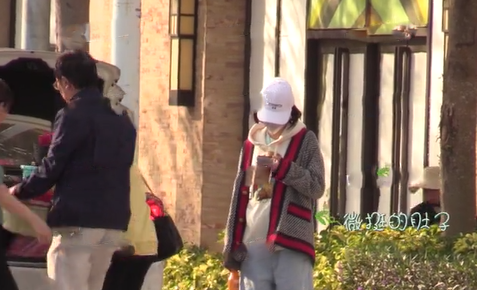 唐艺昕现身三亚被拍 疑与怙恃定心养胎中