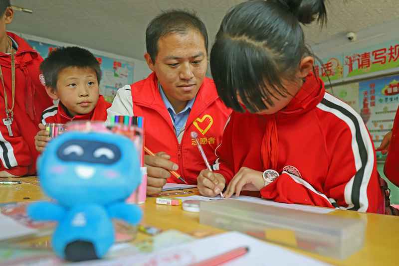 “爱在路上”支教志愿者在动作